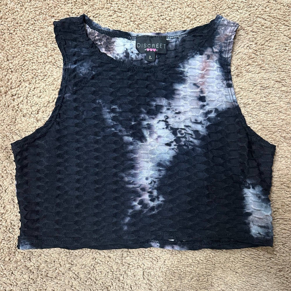 Discreet Black and White Patterned Crop Top